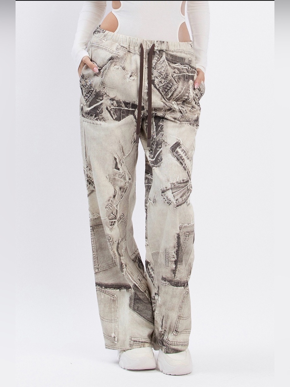 Stylish Women's Printed Pants - Picture 3 of 3